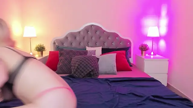 Snapshot of CamillaDreamer chatting on November 7, 2025, 6:19 pm CamillaDreamer online show from November 7, 2025, 6:19 pm