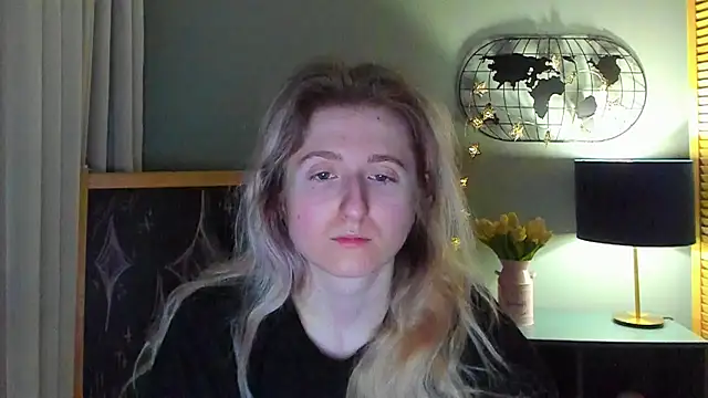 Snapshot of CamillaDreamer chatting on April 3, 2026, 10:19 pm CamillaDreamer online show from April 3, 2026, 10:19 pm