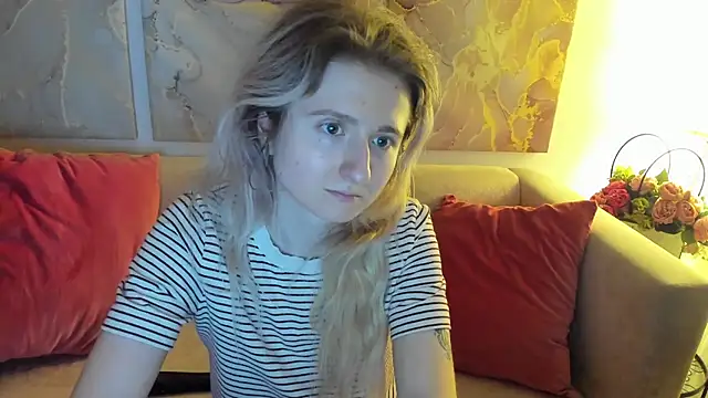 Snapshot of CamillaDreamer chatting on April 8, 2026, 8:42 pm CamillaDreamer online show from April 8, 2026, 8:42 pm