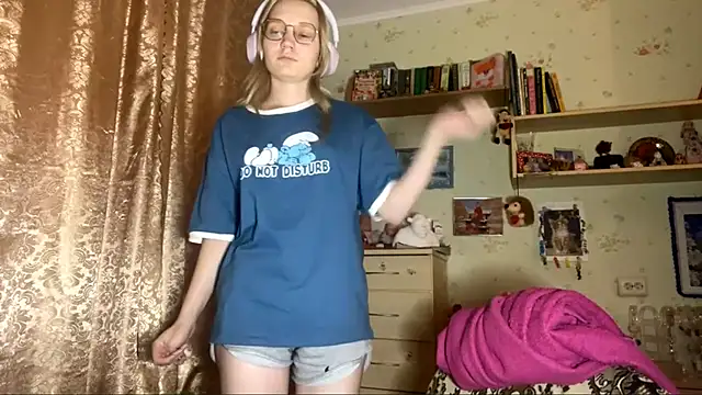 Snapshot of xX_Looola_Xx chatting on October 4, 2025, 5:44 pm xX Looola Xx online show from October 4, 2025, 5:44 pm