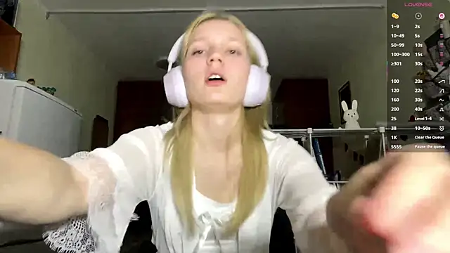 Snapshot of xX_Looola_Xx chatting on October 27, 2025, 3:05 pm xX Looola Xx online show from October 27, 2025, 3:05 pm