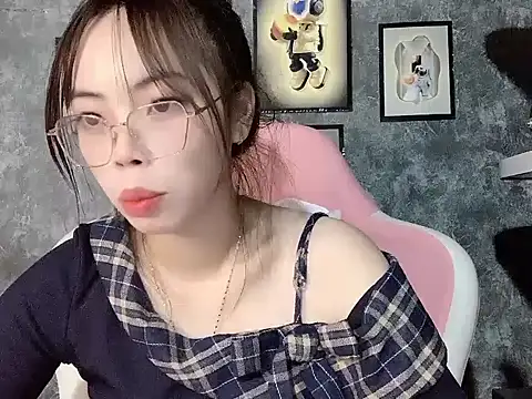 Snapshot of Ellie039 chatting on October 22, 2025, 5:24 pm Ellie039 online show from October 22, 2025, 5:24 pm