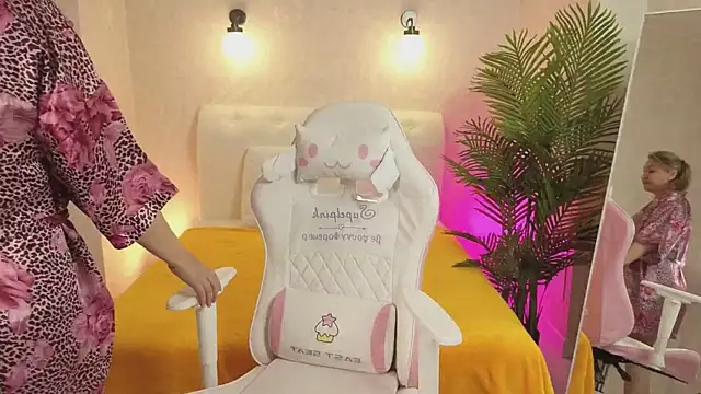 Snapshot of MilfCruze chatting on October 3, 2025, 9:06 am MilfCruze online show from October 3, 2025, 9:06 am