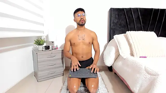 Snapshot of Taylormaccurdy_ chatting on October 18, 2025, 2:29 pm Taylormaccurdy online show from October 18, 2025, 2:29 pm