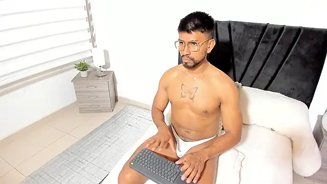 Snapshot of Taylormaccurdy_ chatting on October 22, 2025, 3:56 pm Taylormaccurdy online show from October 22, 2025, 3:56 pm