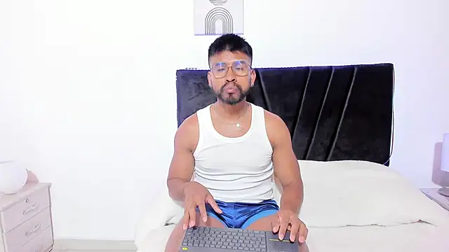 Snapshot of Taylormaccurdy_ chatting on November 4, 2025, 2:27 pm Taylormaccurdy online show from November 4, 2025, 2:27 pm