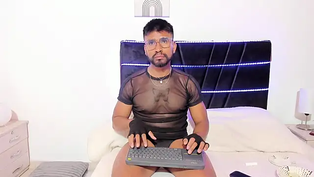 Snapshot of Taylormaccurdy_ chatting on November 5, 2025, 2:50 pm Taylormaccurdy online show from November 5, 2025, 2:50 pm