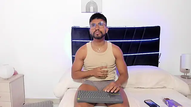 Snapshot of Taylormaccurdy_ chatting on November 7, 2025, 1:44 pm Taylormaccurdy online show from November 7, 2025, 1:44 pm