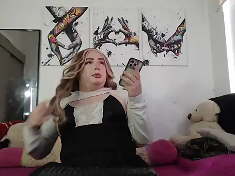 Snapshot of Redvelvett22 chatting on October 9, 2025, 7:23 pm Redvelvett22 online show from October 9, 2025, 7:23 pm