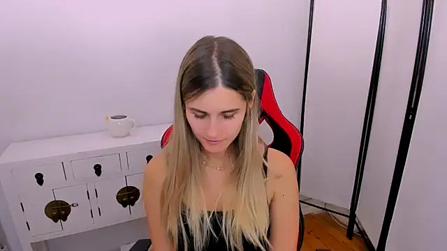 Snapshot of CatrinAmore chatting on October 12, 2025, 4:44 am CatrinAmore online show from October 12, 2025, 4:44 am