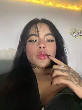 Snapshot of Veeronica_ chatting on October 7, 2025, 11:02 pm Veeronica online show from October 7, 2025, 11:02 pm