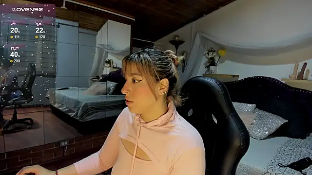 sophialyh 1 online show from November 26, 2025, 12:28 pm