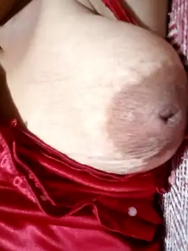 Snapshot of Hotmommax chatting on January 18, 2026, 6:01 pm Hotmommax online show from January 18, 2026, 6:01 pm