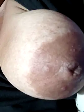 Snapshot of Hotmommax chatting on February 21, 2026, 7:59 pm Hotmommax online show from February 21, 2026, 7:59 pm