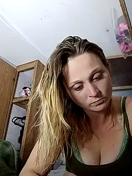 Queen2454 online show from April 15, 2026, 7:59 am