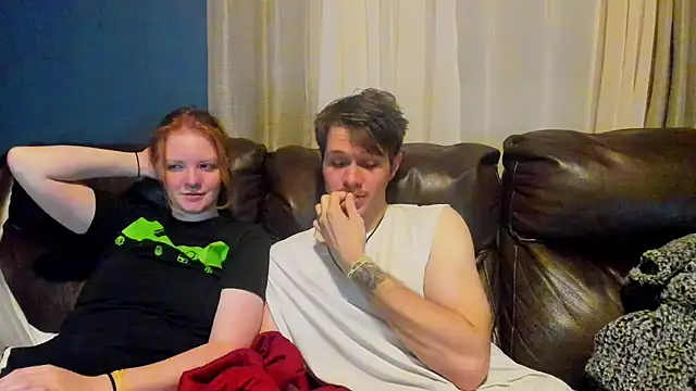 Snapshot of LoversUnleashedXO chatting on October 19, 2025, 4:13 am LoversUnleashedXO online show from October 19, 2025, 4:13 am