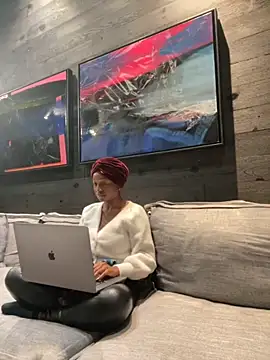 tia   fox online show from November 8, 2025, 10:15 am