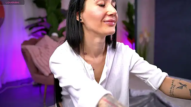 Snapshot of SerenaVelour chatting on October 21, 2025, 10:27 am SerenaVelour online show from October 21, 2025, 10:27 am