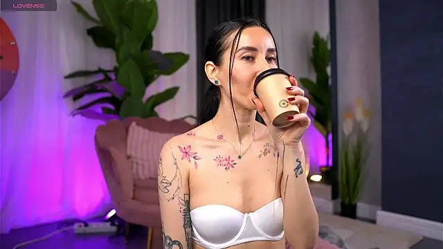 Snapshot of SerenaVelour chatting on October 23, 2025, 10:03 am SerenaVelour online show from October 23, 2025, 10:03 am