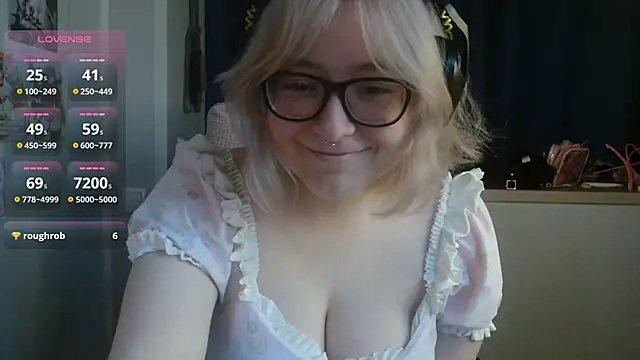 Snapshot of LolaWEI chatting on October 21, 2025, 8:15 am LolaWEI online show from October 21, 2025, 8:15 am