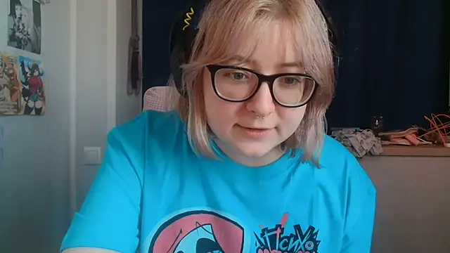 Snapshot of LolaWEI chatting on October 27, 2025, 7:12 am LolaWEI online show from October 27, 2025, 7:12 am