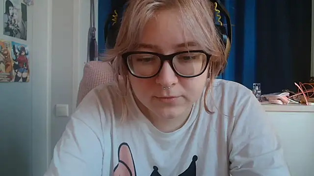 Snapshot of LolaWEI chatting on October 30, 2025, 7:21 am LolaWEI online show from October 30, 2025, 7:21 am