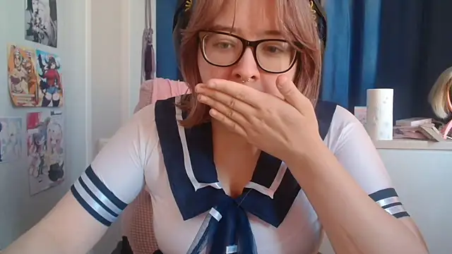 Snapshot of LolaWEI chatting on November 16, 2025, 7:36 am LolaWEI online show from November 16, 2025, 7:36 am