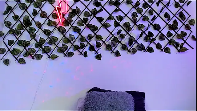 Snapshot of Shinny_Crystal chatting on October 28, 2025, 1:25 pm Shinny Crystal online show from October 28, 2025, 1:25 pm