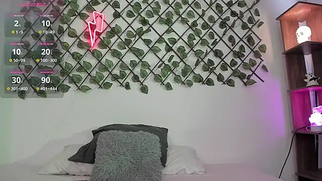 Snapshot of Shinny_Crystal chatting on October 30, 2025, 1:23 pm Shinny Crystal online show from October 30, 2025, 1:23 pm