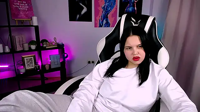 KittyKrissy  online show from October 13, 2025, 3:01 pm