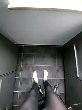 Snapshot of rezzzze chatting on October 31, 2025, 2:29 pm rezzzze online show from October 31, 2025, 2:29 pm