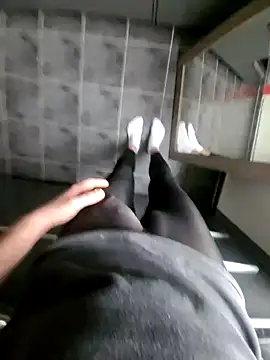 Snapshot of rezzzze chatting on November 10, 2025, 8:35 am rezzzze online show from November 10, 2025, 8:35 am