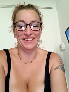 Snapshot of Fifi83Bell chatting on October 10, 2025, 8:46 am Fifi83Bell online show from October 10, 2025, 8:46 am