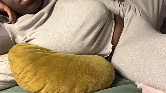 nanaisbackk online show from October 27, 2025, 7:56 am