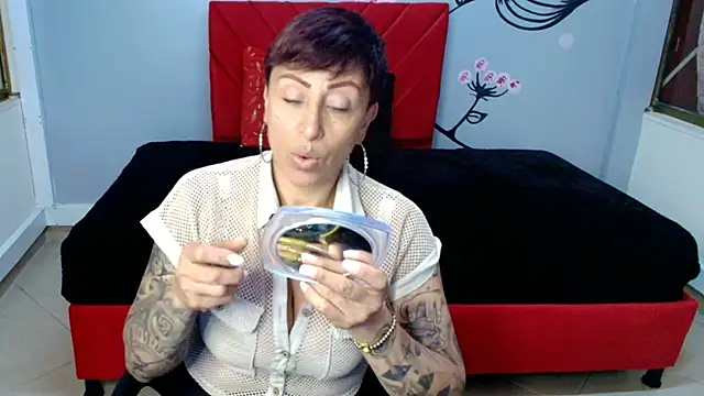 Snapshot of Charlotte__Gray chatting on October 14, 2025, 12:17 pm Charlotte Gray online show from October 14, 2025, 12:17 pm