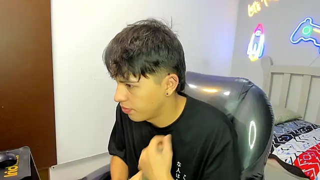 StiwenTwink online show from November 14, 2025, 2:05 pm