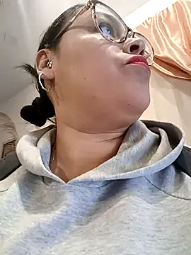 Snapshot of Italia_12 chatting on October 6, 2025, 9:34 pm Italia 12 online show from October 6, 2025, 9:34 pm