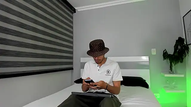 Snapshot of ZaynShadow chatting on October 18, 2025, 5:21 am ZaynShadow online show from October 18, 2025, 5:21 am