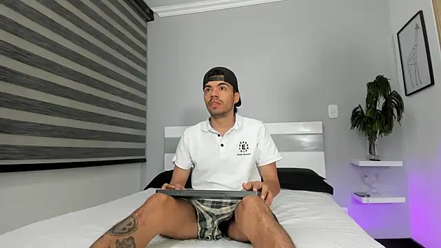 Snapshot of ZaynShadow chatting on October 18, 2025, 6:19 pm ZaynShadow online show from October 18, 2025, 6:19 pm