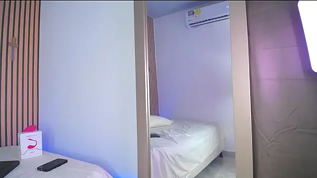 PiaGelvez online show from October 3, 2025, 1:02 am