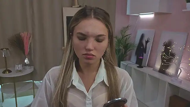 Snapshot of JulieLupo chatting on October 12, 2025, 6:12 am JulieLupo online show from October 12, 2025, 6:12 am