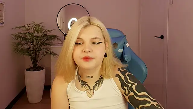 Snapshot of Shad0wPurr chatting on October 9, 2025, 3:04 am Shad0wPurr online show from October 9, 2025, 3:04 am