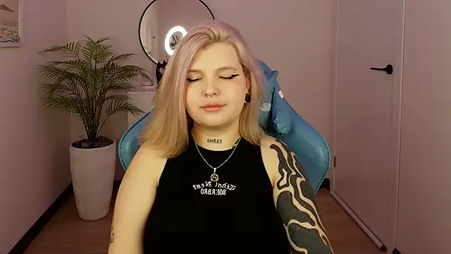 Snapshot of Shad0wPurr chatting on October 10, 2025, 2:21 am Shad0wPurr online show from October 10, 2025, 2:21 am