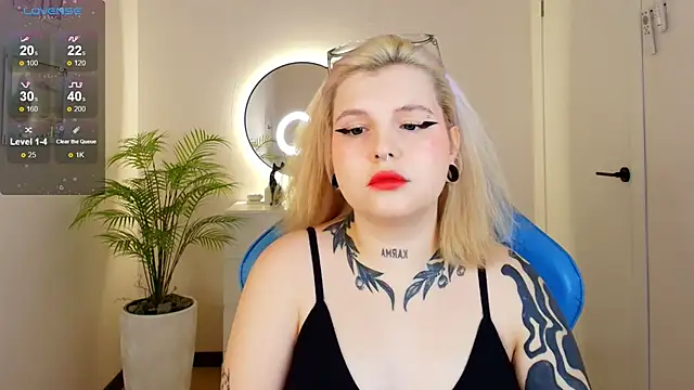 Snapshot of Shad0wPurr chatting on October 17, 2025, 2:37 am Shad0wPurr online show from October 17, 2025, 2:37 am