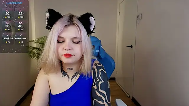 Snapshot of Shad0wPurr chatting on October 27, 2025, 2:26 am Shad0wPurr online show from October 27, 2025, 2:26 am