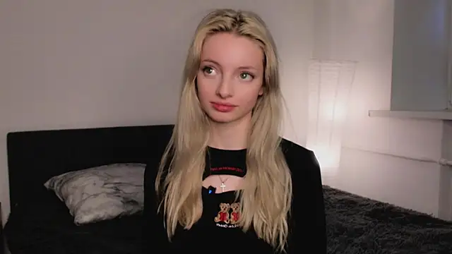 Snapshot of PocketDollX chatting on October 2, 2025, 2:13 pm PocketDollX online show from October 2, 2025, 2:13 pm