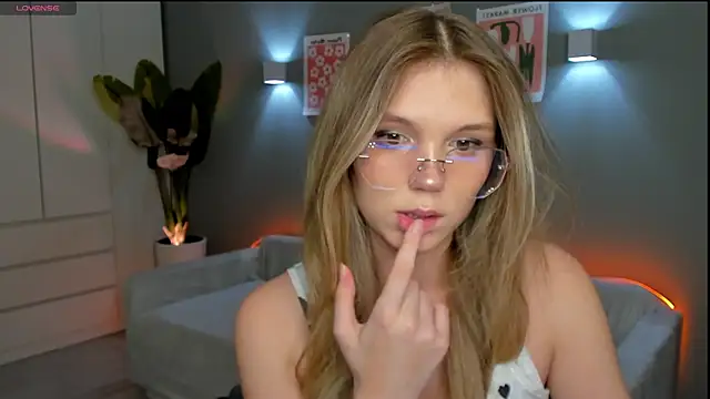 linakorvin online show from December 4, 2025, 1:31 pm