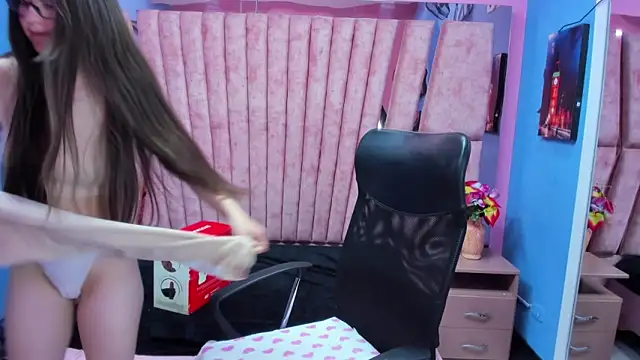 sarah sweett  online show from March 19, 2026, 2:10 pm