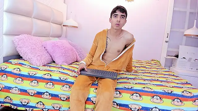 Hottie Guy online show from October 15, 2025, 5:57 pm