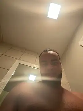 familia0210 online show from March 4, 2026, 11:44 pm